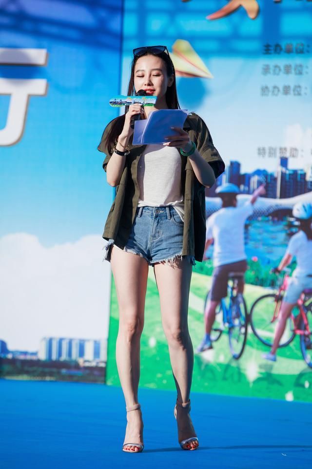 优雅:走在街上就是一道风景线,街拍:端庄优雅的女人