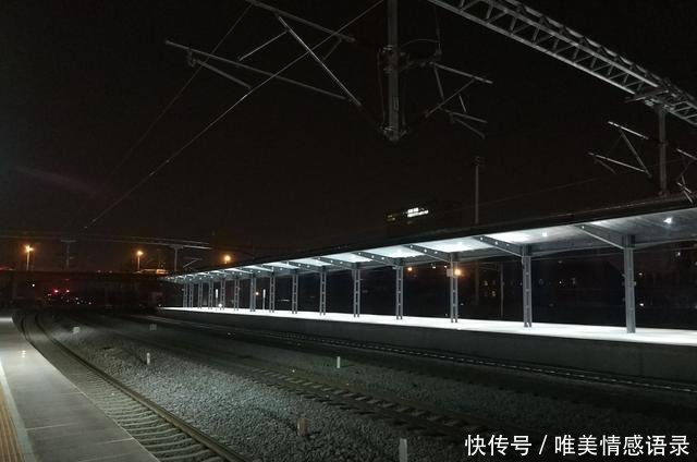  [候车]中国最破一等火车站需蹲大街上候车，样子不如镇级站却还