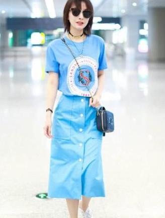 吴昕穿一身蓝走机场秀，像蓝色小精灵，红色大S表明身段
