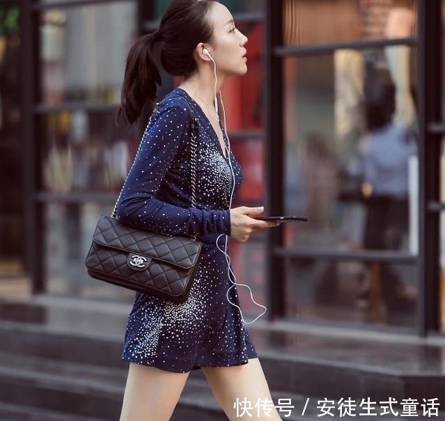  「身材」街拍：大墨镜，灰色紧身T搭配白色裤子，小姐姐的身材凹凸有致