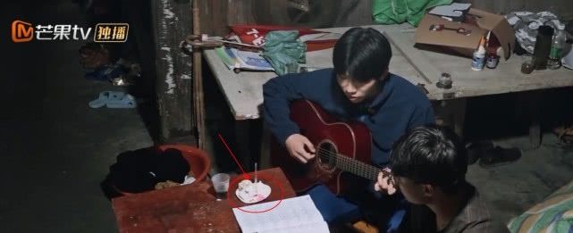 《变形计》农村爸爸找城市儿子谈心，当看到桌上零食，导演懵了！