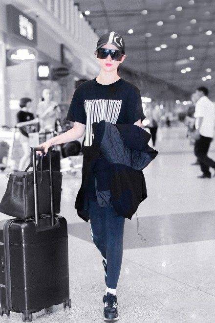 谁还敢说刘亦菲胖?最新街拍换了这身潮服的她,明明瘦了不止10斤