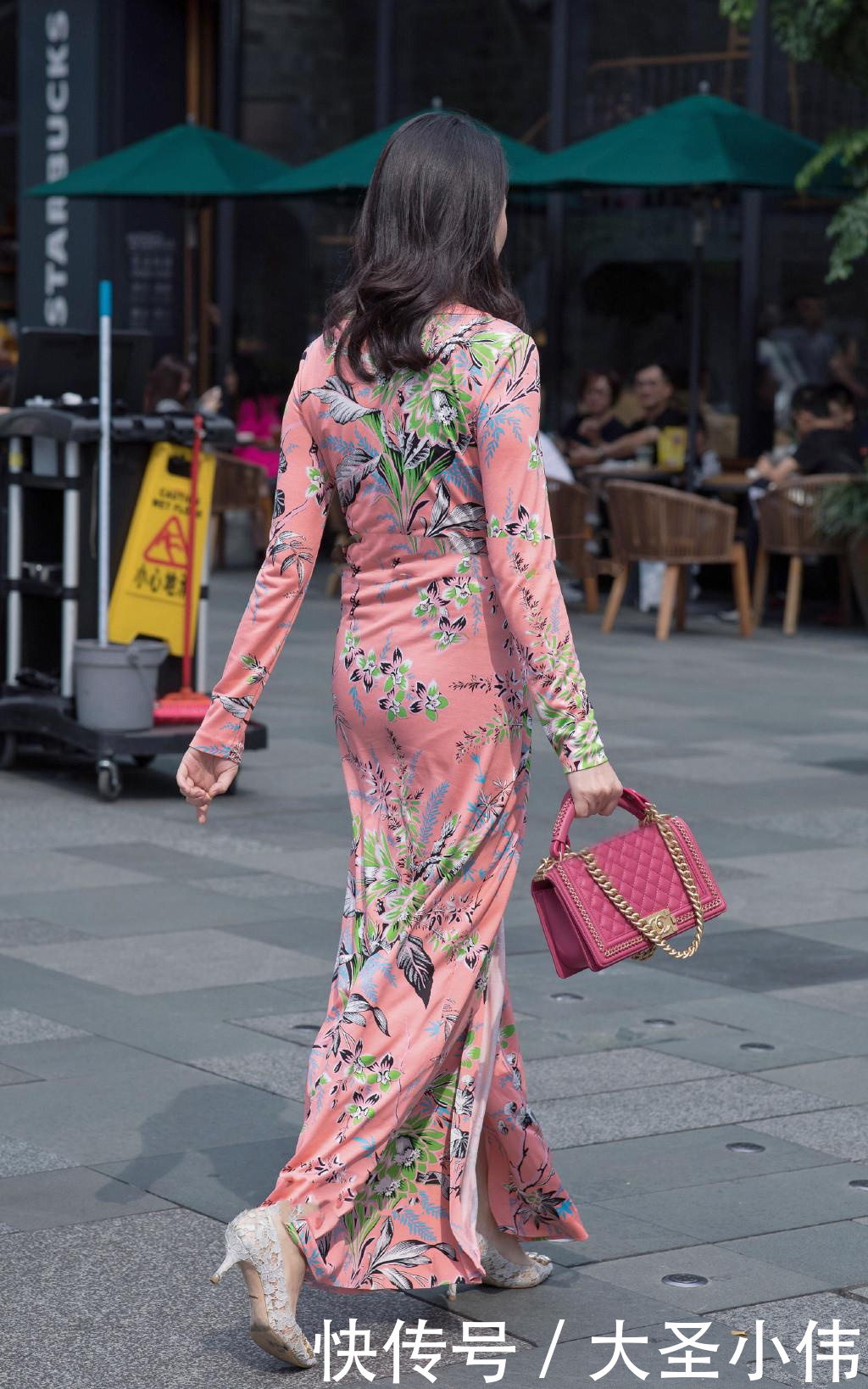  『红色』美女街拍：小姐姐穿浅红色长裙，显得活力感还有十足生机盎然美。