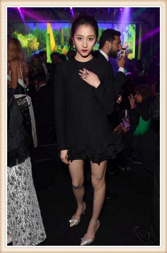 当172唐嫣和173关晓彤同穿短裙, 网友: 终于知道真正美腿长啥样了