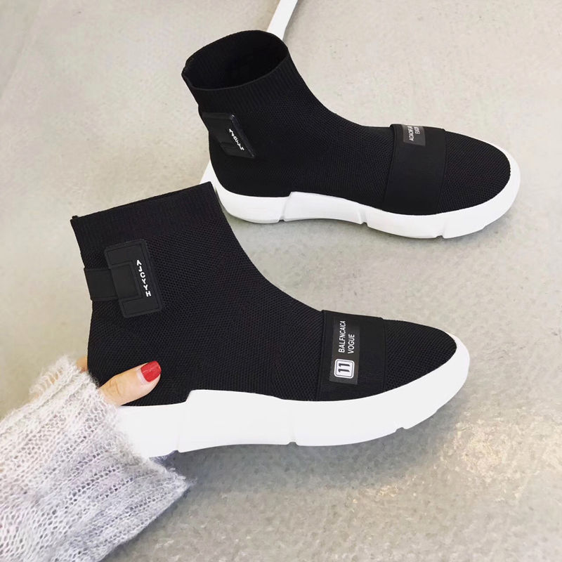 现在特时兴这种袜子鞋，凸显青春减龄气息，穿着出门更显成熟魅力