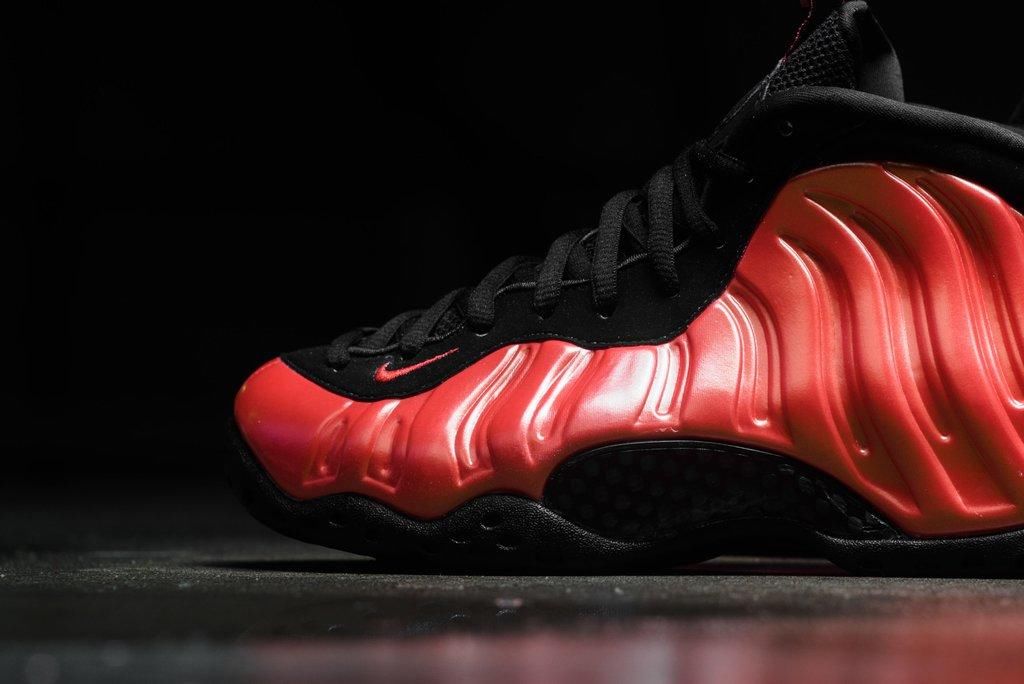 迷人的金属电光鞋面!辣椒喷 Foamposite One 明日官网发售