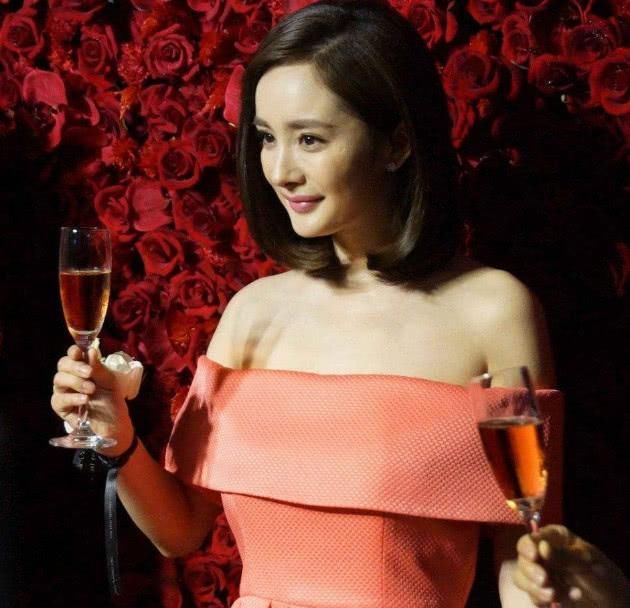关晓彤穿抹胸裙仙女气质尽显!杨幂杨颖的抹胸裙造型也是各有特色