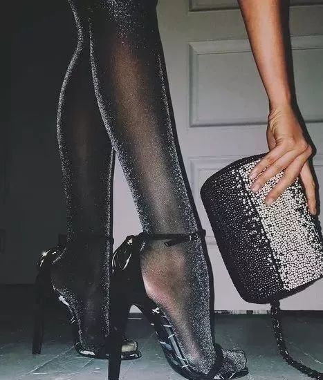 不谈衣服，时尚圈用哪些道具打造性感大片?