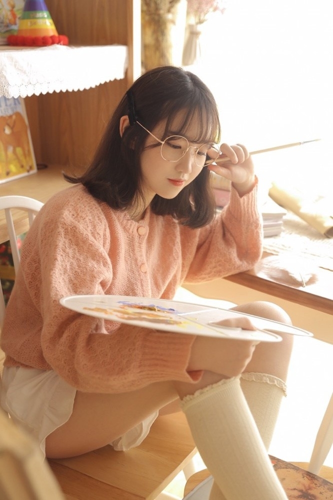 清纯邻家眼镜女孩室内白丝粉嫩性感写真