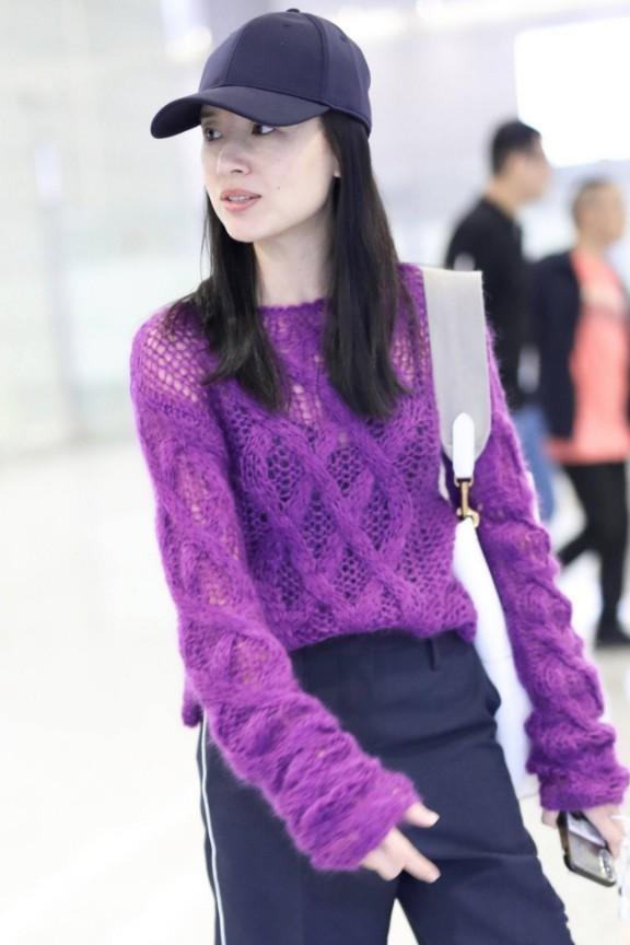 38岁董洁终于换风格了, 换一身透视镂空毛衣, 成熟好质依旧满分