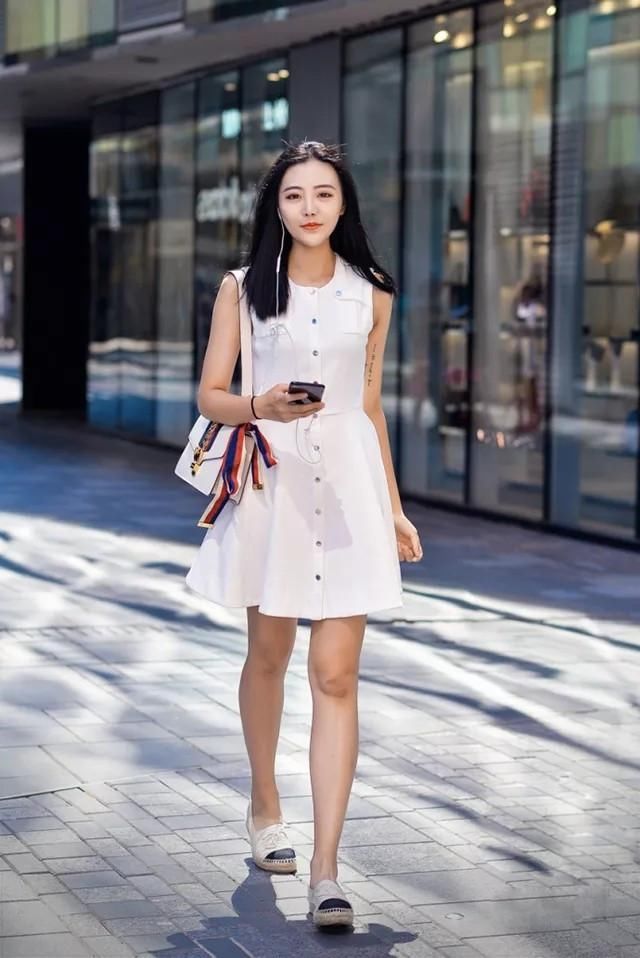 街拍:落落大方的笑容，衬托出她女王的气质，真是女人味十足!