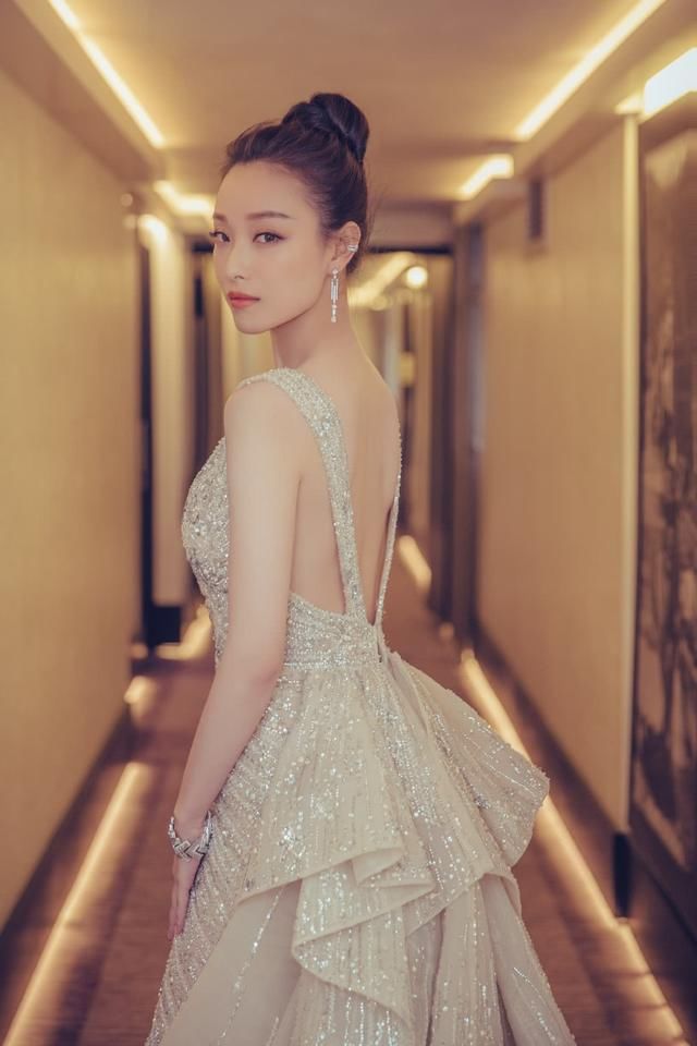 倪妮穿上吊带裙的效果，尽显万种风情，网友：井宝看了得哭