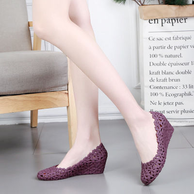 现在五十岁的女人真会搭,出门就穿这种鸟巢鞋,洋气还巨舒适