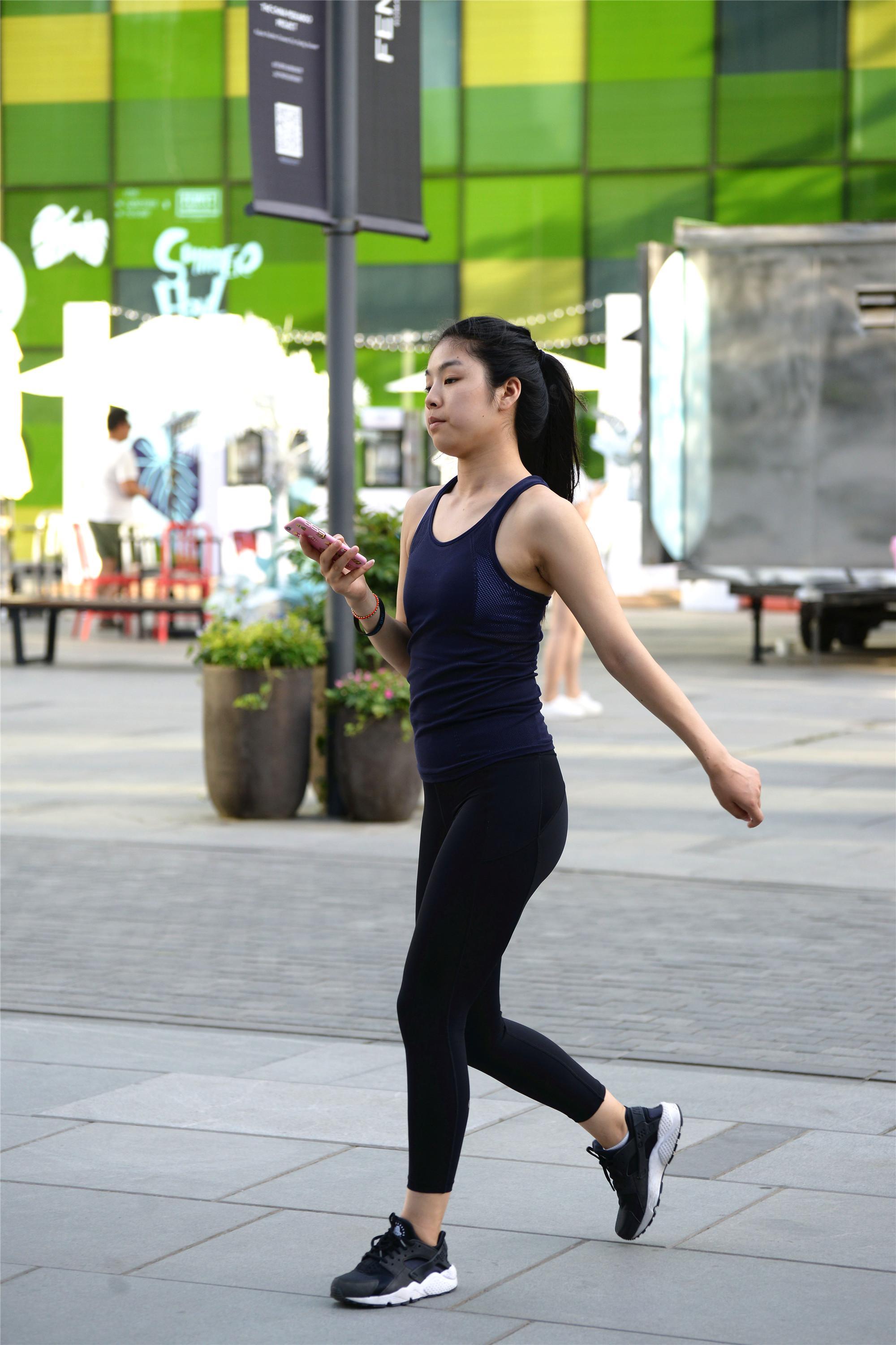 直接穿着瑜伽裤就出门的小姐姐,对自己身材就是这样的自信