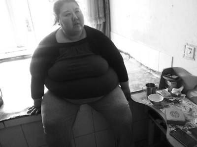 辽宁第一胖女体重400斤，一年减重250斤，老公求复婚，母亲不认她