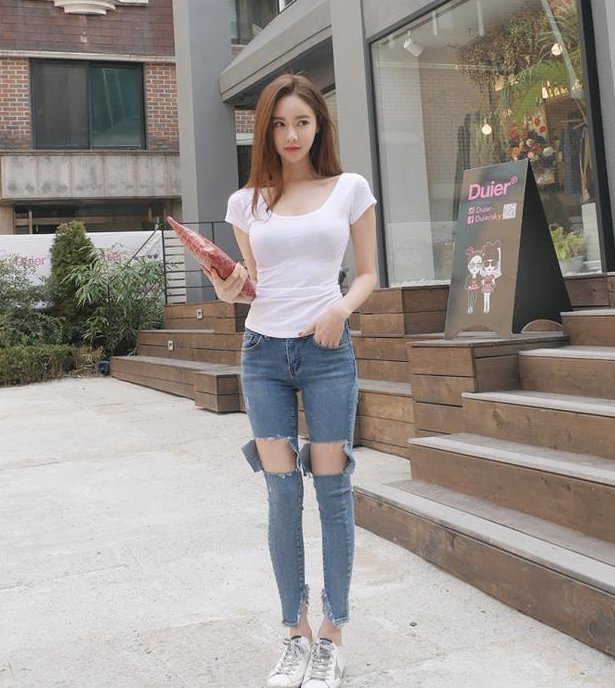 简约气质的牛仔裤美女，具有摩登质感，特别吸引人！