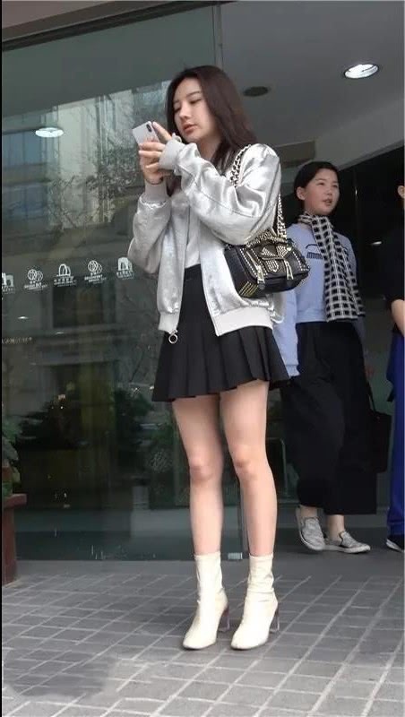 街头尤物如云，小姐姐包臀裙青春妩媚，图6让我难以入睡