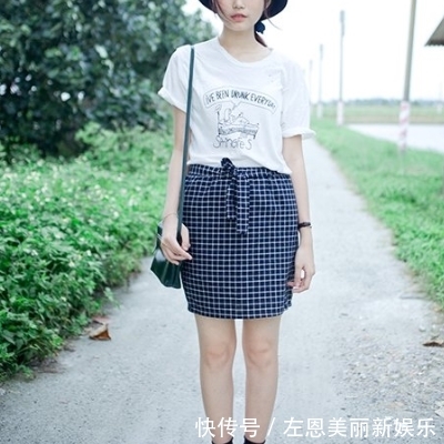  展现：街拍：大V领拼接荷叶边连衣裙，秀出曲线，展现成熟女性韵味