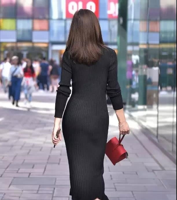  『街头』路人街拍典雅高贵的针织连衣裙穿搭，让你变成街头优雅女神