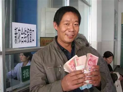 农民“交不起”新农合咋办？明年医保新规出台，一户只交一人？