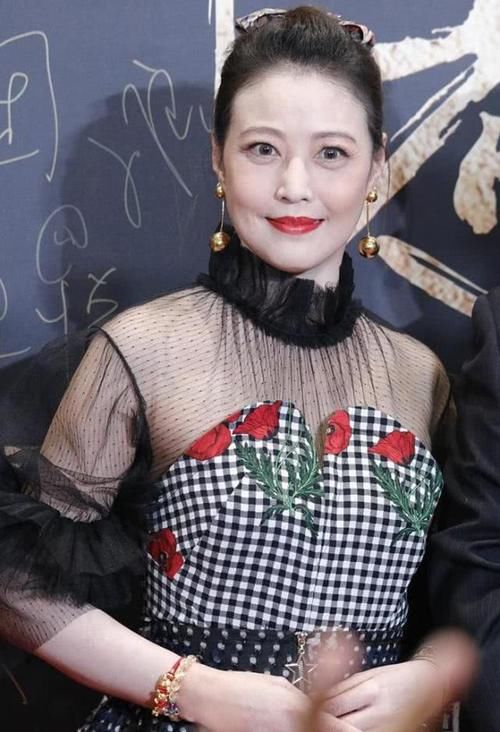 【 浓妆下】眼角皱纹太明显，周海媚真的老了！穿黑纱裙出席活动未P图曝光