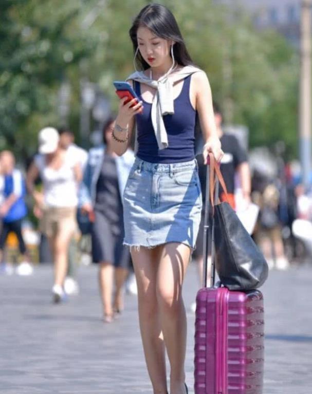  美女■街拍：环肥燕瘦的美女，一件灰色上衣配蓝色牛仔裤，青春活力气质