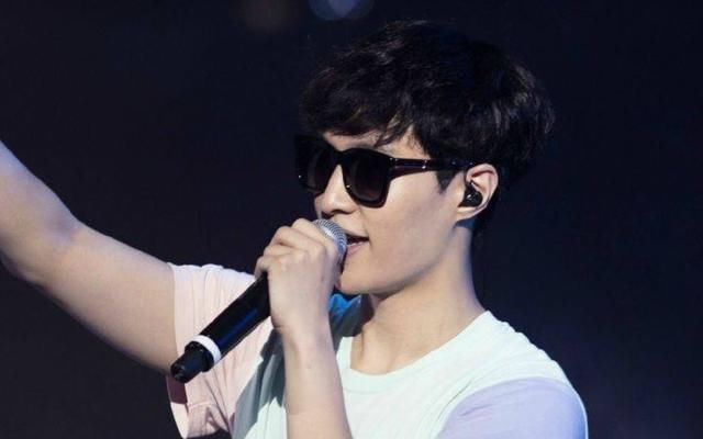 最会戴墨镜的吴亦凡，和最不会戴墨镜的张艺兴，差距不是一两年