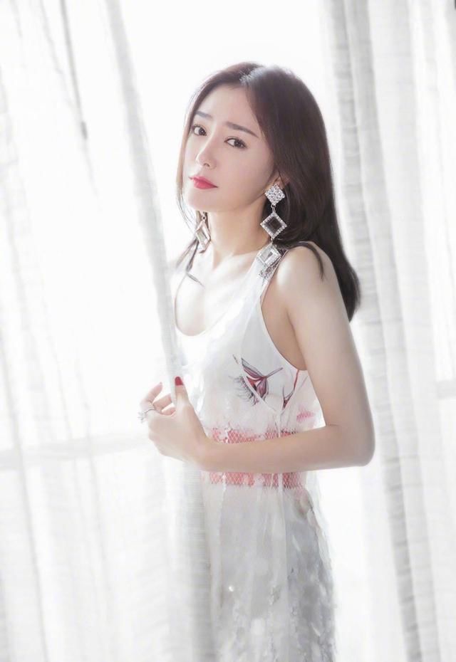 秦岚佘诗曼同台，亮片裙一字肩齐上阵，气质一点不输27岁吴谨言!