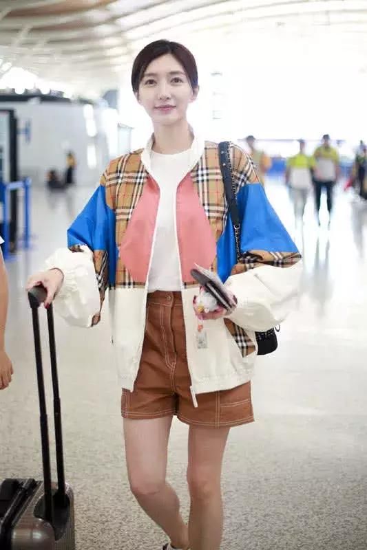 江疏影5分短裤秀美腿，又白又细更像“鸡肉肠”,一转身才是亮点!