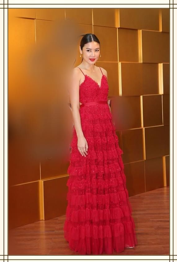 乐基儿真敢穿!胸前只靠一个蝴蝶结?网友:王的女人就是霸气!