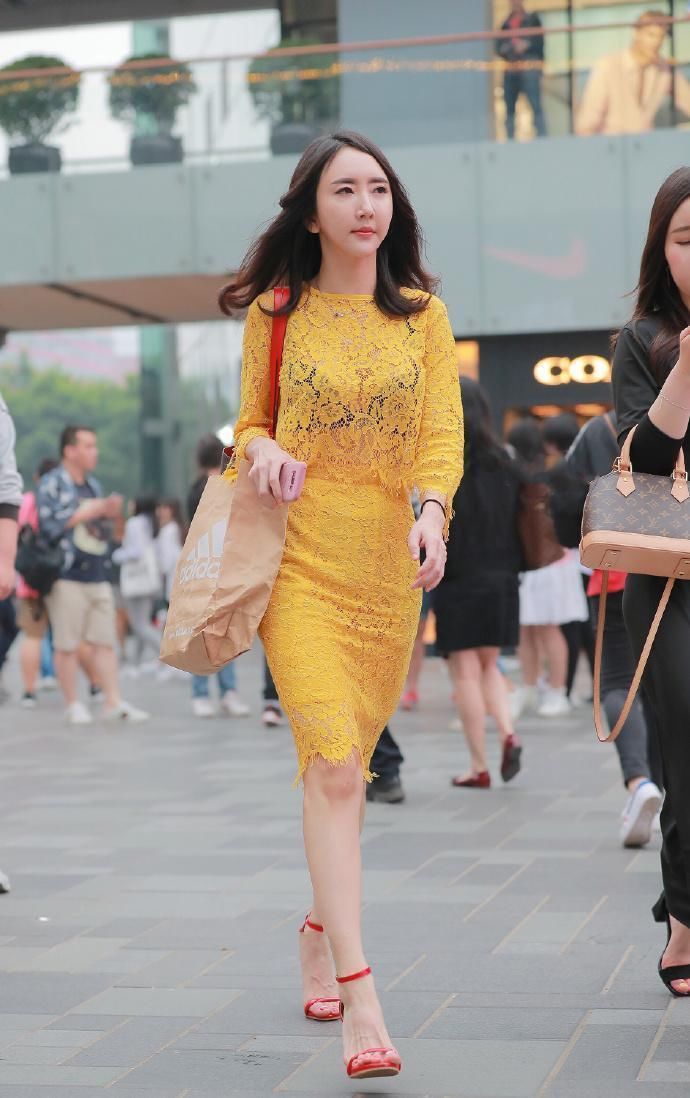 镂空的衣服透气最好,小姐姐夏天必备的款式