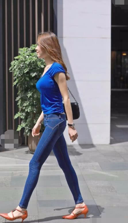 气质小姐姐紧身裤秀出完美身材，尽显轻熟女性魅力