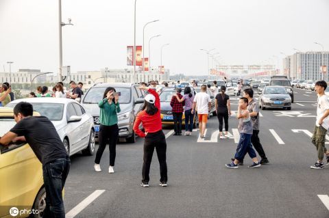大兴国际机场成"网红"景点 游客拍照留念