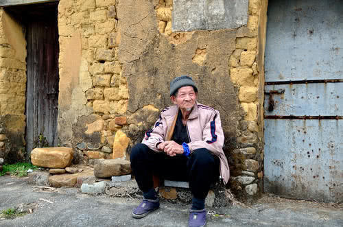  「几十块」还在为养老犯愁？农村又出一项政策，每个月领800元，