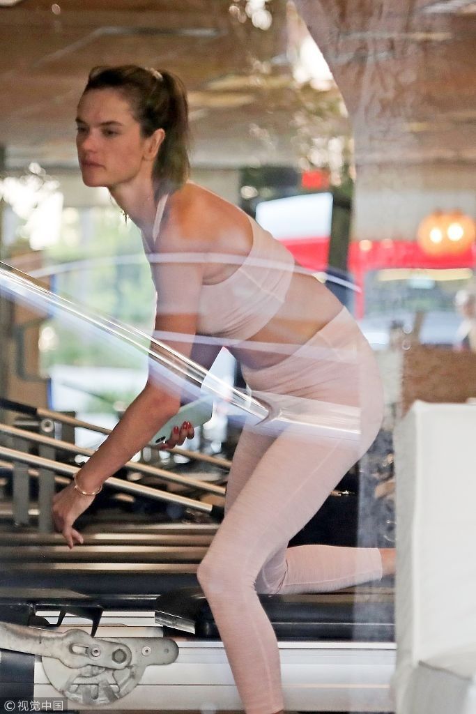 学学人家！亚历山大瑜伽裤秀大长腿  退休也要健身拉筋疼到“龇牙