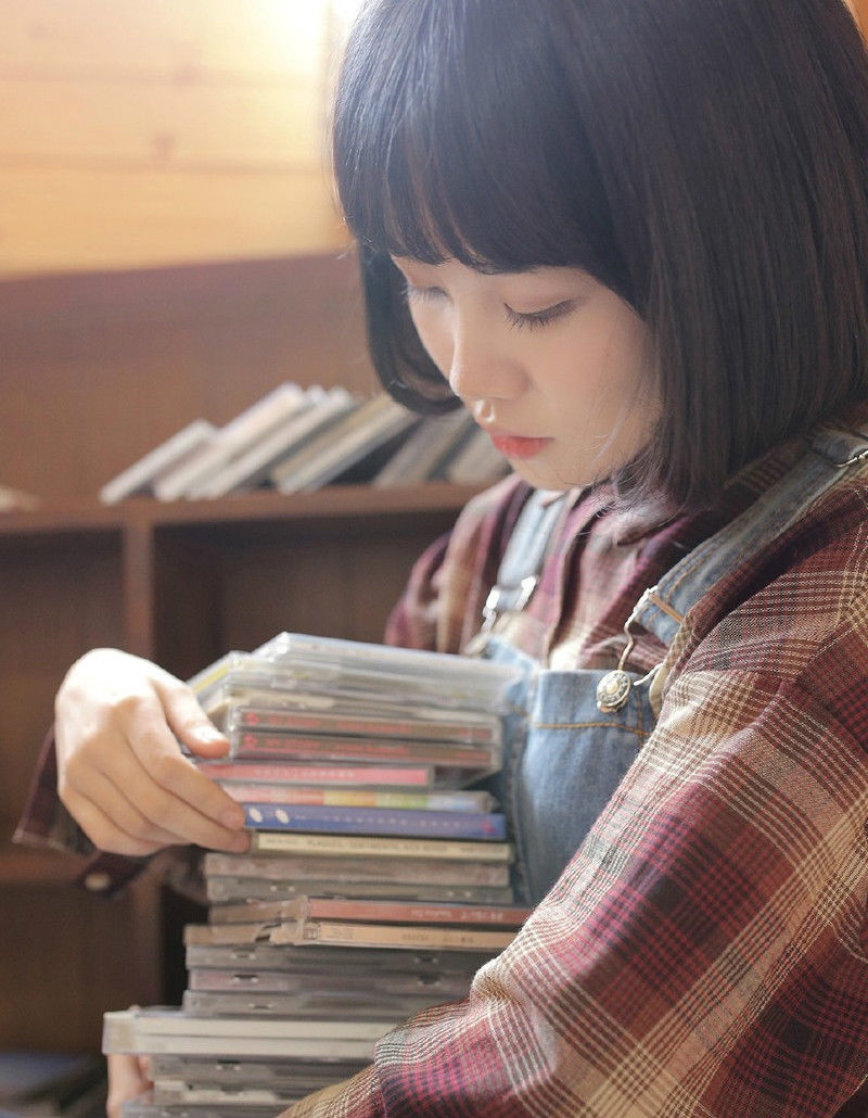 诱惑性感小妖精，修长的美腿让人流连忘返，可惜穿太多了