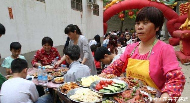  饭菜|农村吃酒席时，很多人喜欢打包回家，为何现在看不到了，答