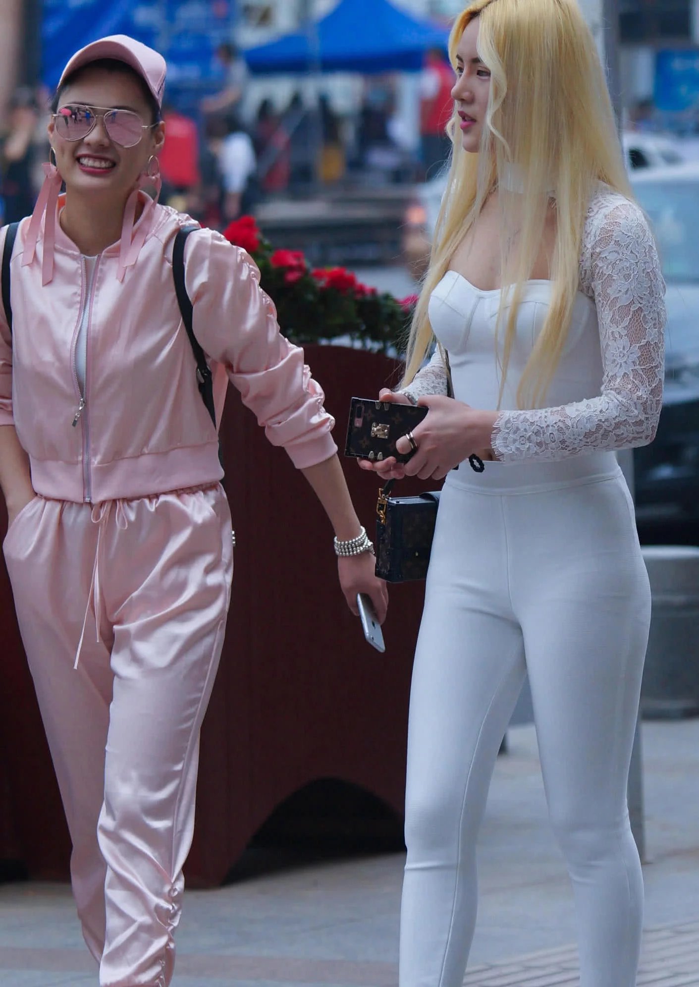 黄发时尚小姐姐白色紧身裤众享丝丝顺滑，臀部后的小拉链简直太实