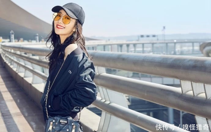 王鸥一条破洞牛仔裤秀曲线，网友：这腿真的撩到我了！