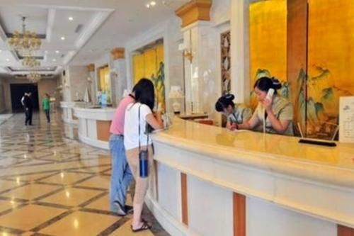 旅行住酒店时,导游为何“劝告”游客,先打开手机再开灯?