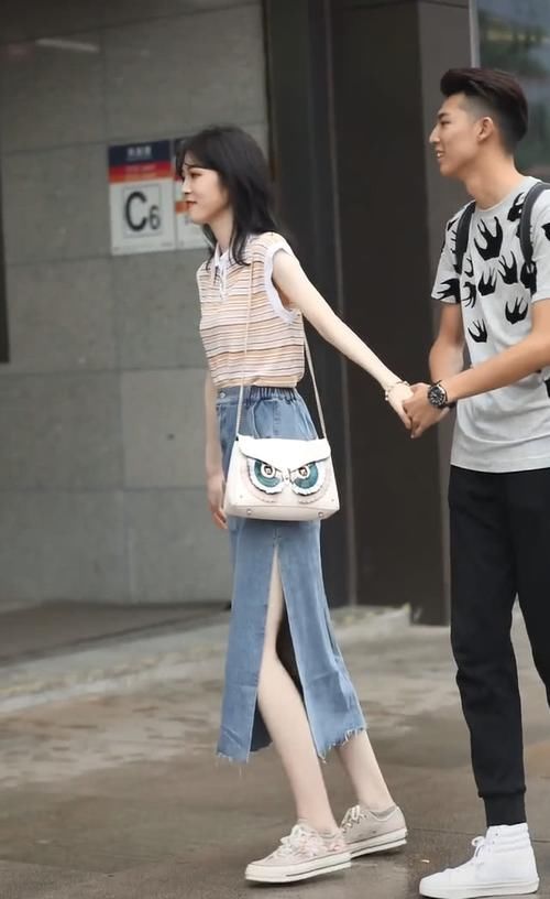  高度@姑娘腿多白？是你涂了5斤面粉都达不到的高度，看到脸我沉默了！