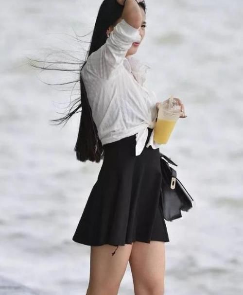  『红色』街拍：出水芙蓉的小姐姐，一条红色的连衣裙，时尚优雅美丽大方