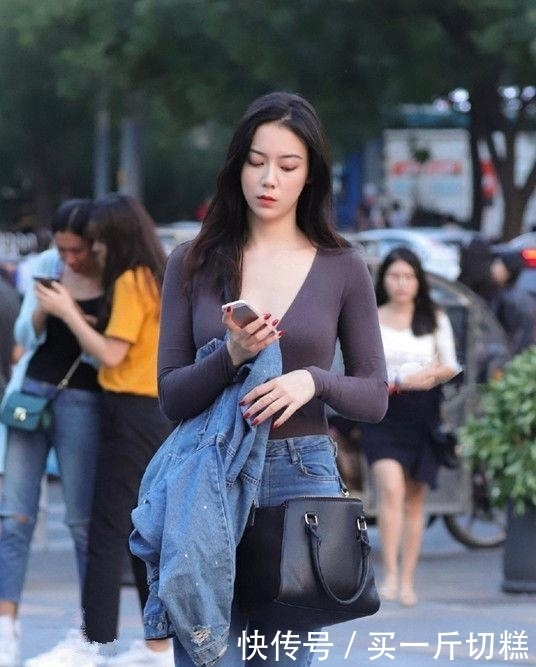 「 美女」个性穿搭,尽显青春朝气,街拍美女身材曼妙的小姐姐