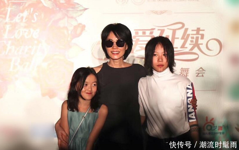 窦靖童这条裤子穿得好特别，王菲都不敢这样穿，网友：这叫时髦！