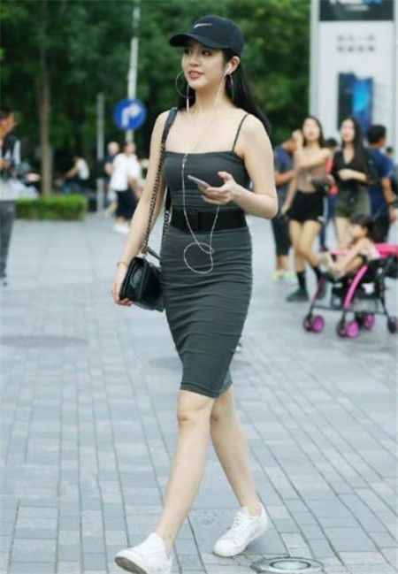 『美女』街拍:成熟美女穿搭短裤,秀出长腿,充满魅力