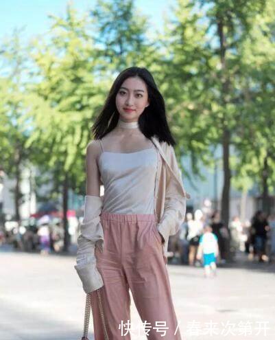 街拍图5美女超短包臀裙，身材凹凸有致实在迷人