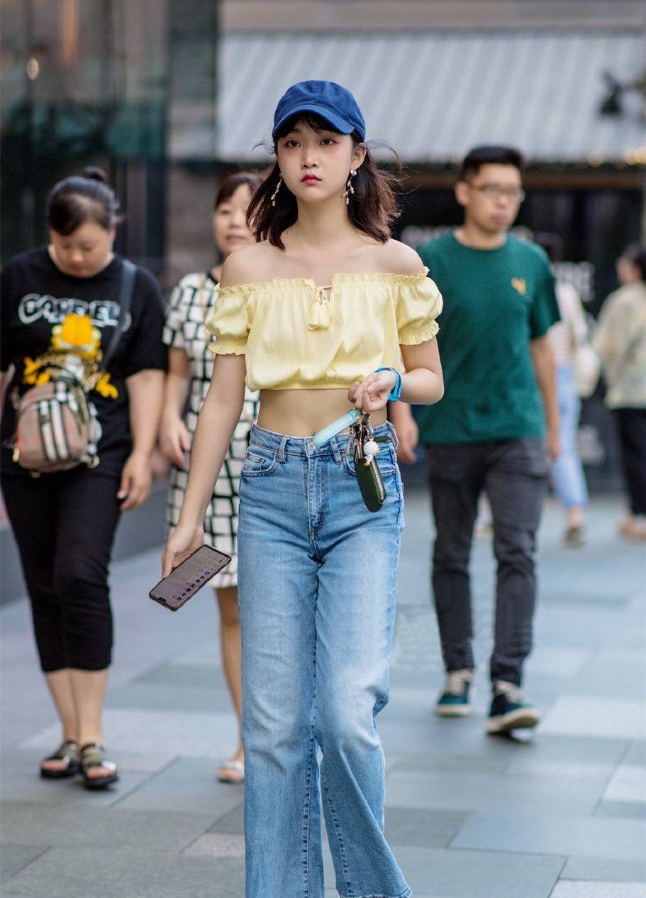  「美女」款式新颖的牛仔裤,让美女搭配出多种形象,充满了时尚感