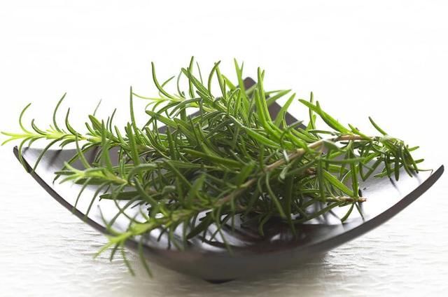 螨虫侵蚀头皮伤害头发,头上这4个现象,说明过