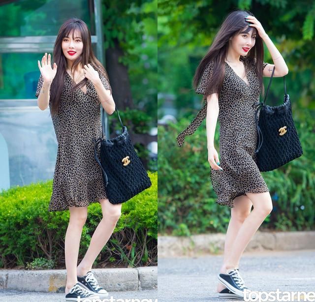 泫雅短裙配t恤穿出两米长腿，网友：裙子那么短咋还那么清纯呢？