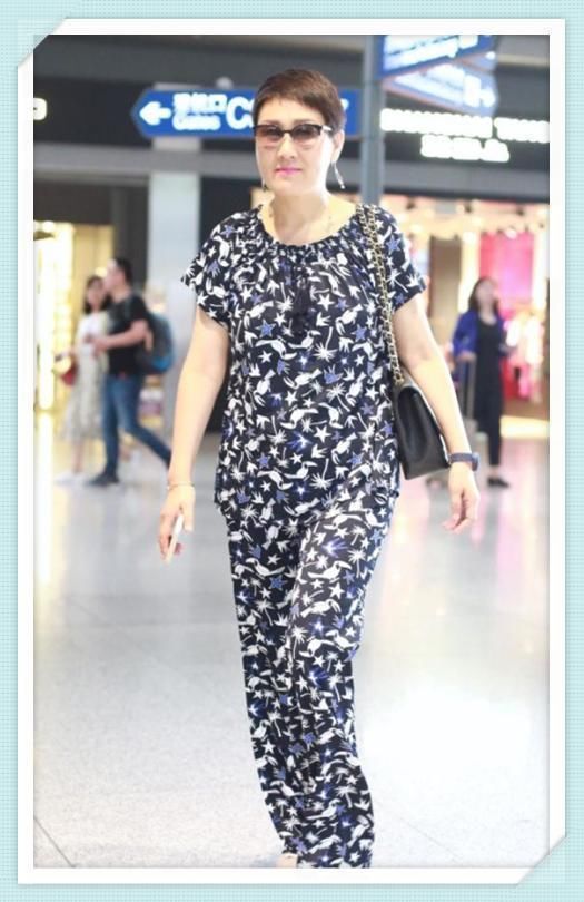 看了55岁关之琳的机场秀，再看看张凯丽，网友：真不相信她俩同岁